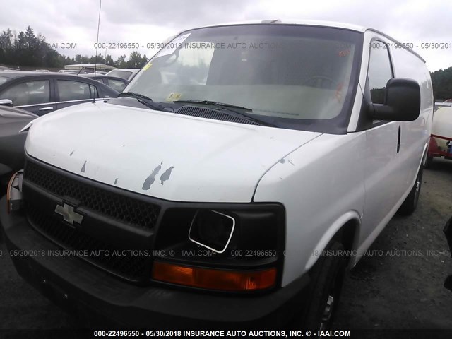 1GCGG25VX71120094 - 2007 CHEVROLET EXPRESS G2500  WHITE photo 2