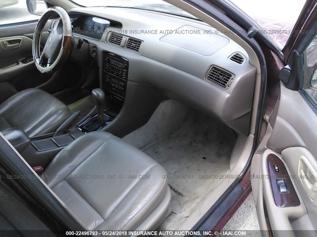 4T1BF28K11U967246 - 2001 TOYOTA CAMRY LE/XLE أحمر صورة 5