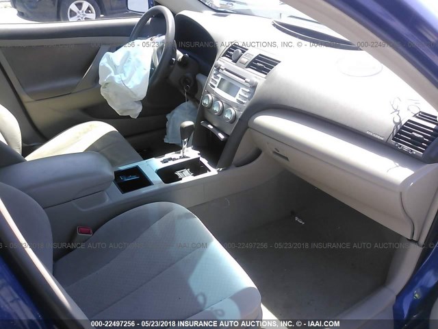 4T4BE46K39R083344 - 2009 TOYOTA CAMRY SE/LE/XLE BLUE photo 5