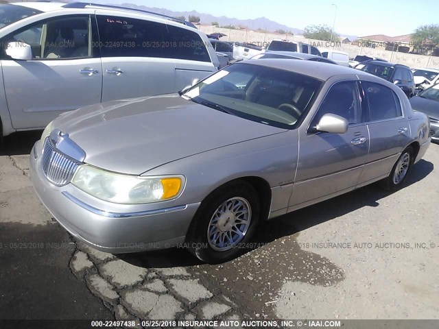 1LNHM82W2XY669241 - 1999 LINCOLN TOWN CAR SIGNATURE TAN photo 2