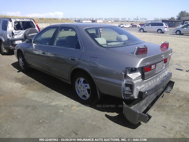 JT2BF22K4W0143617 - 1998 TOYOTA CAMRY CE/LE/XLE GOLD photo 3