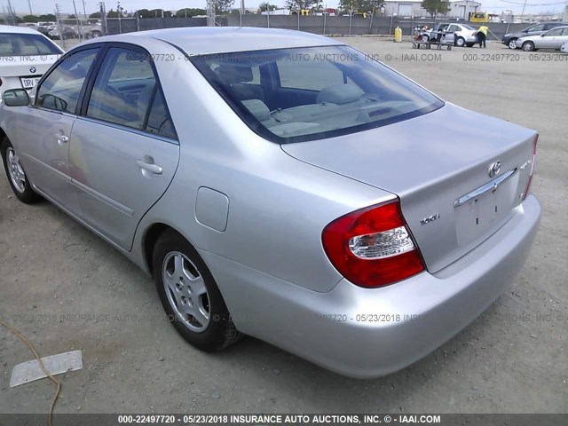 4T1BF32K72U518458 - 2002 TOYOTA CAMRY LE/XLE/SE ვერცხლისფერი ფოტო 3