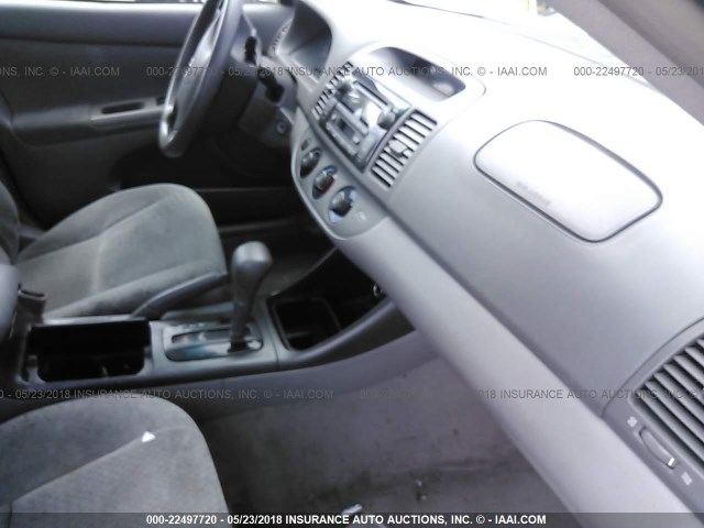 4T1BF32K72U518458 - 2002 TOYOTA CAMRY LE/XLE/SE ვერცხლისფერი ფოტო 5