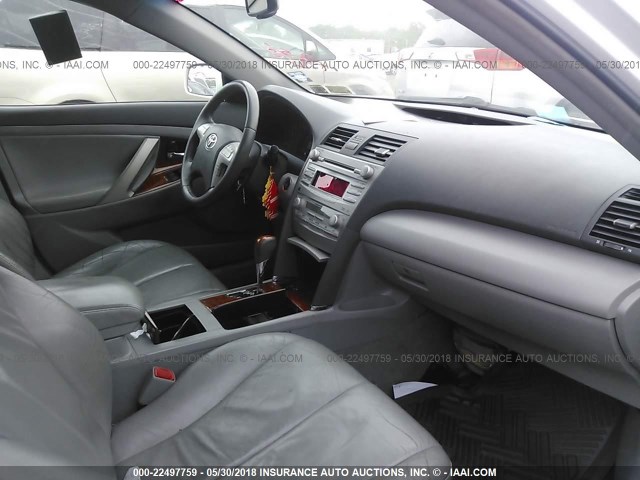 4T1BK3EKXAU601372 - 2010 TOYOTA CAMRY SE/LE/XLE WHITE photo 5