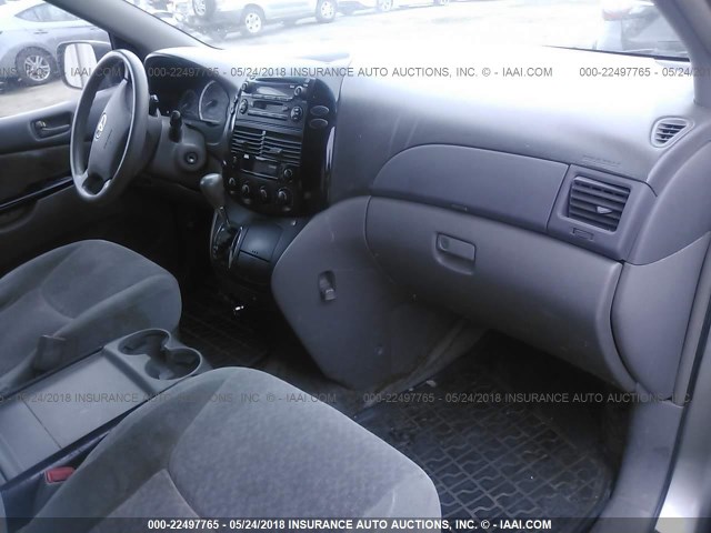 5TDZA23C05S341358 - 2005 TOYOTA SIENNA CE/LE SILVER photo 5