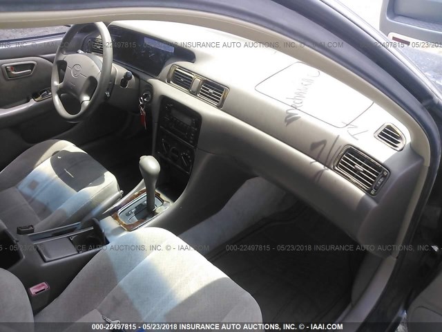 JT2BG22K210552267 - 2001 TOYOTA CAMRY CE/LE/XLE BLACK photo 5