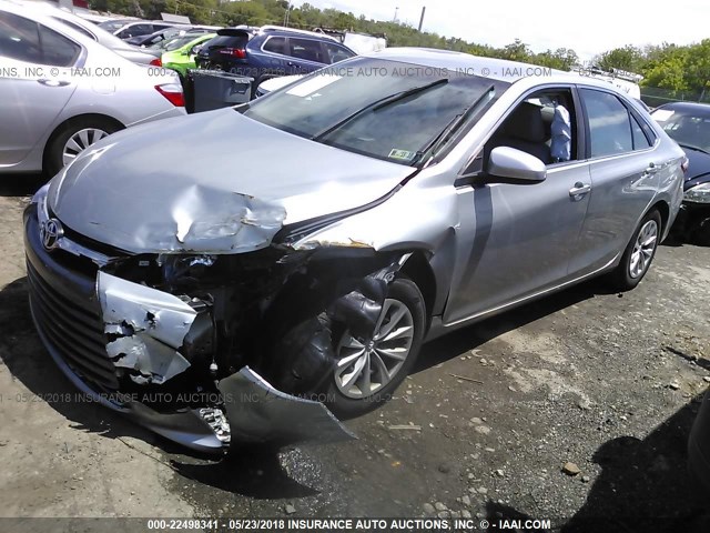 4T4BF1FKXGR527649 - 2016 TOYOTA CAMRY LE/XLE/SE/XSE SILVER photo 2