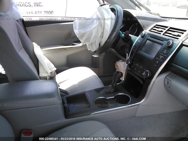 4T4BF1FKXGR527649 - 2016 TOYOTA CAMRY LE/XLE/SE/XSE SILVER photo 5