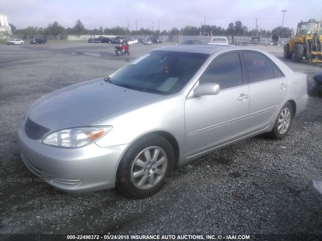 4T1BE32K12U573040 - 2002 TOYOTA CAMRY LE/XLE/SE ვერცხლისფერი ფოტო 2