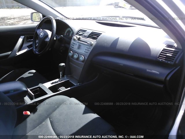 4T1BE46K69U284181 - 2009 TOYOTA CAMRY SE/LE/XLE SILVER photo 5