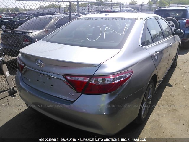 4T1BF1FK5GU204488 - 2016 TOYOTA CAMRY LE/XLE/SE/XSE ვერცხლისფერი ფოტო 4