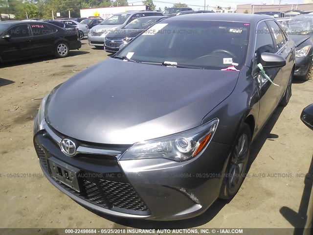 4T1BF1FK4FU494494 - 2015 TOYOTA CAMRY LE/XLE/SE/XSE GRAY photo 2
