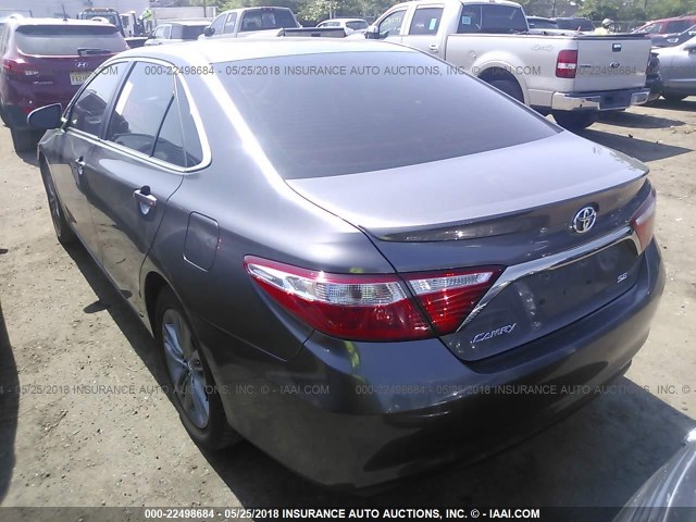 4T1BF1FK4FU494494 - 2015 TOYOTA CAMRY LE/XLE/SE/XSE GRAY photo 3