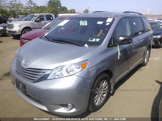 5TDYK3DC5GS718959 - 2016 TOYOTA SIENNA XLE/LIMITED SILVER photo 2