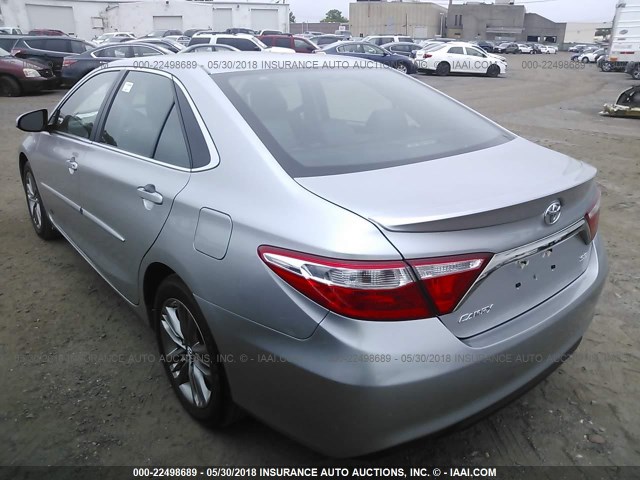4T1BF1FK0GU146533 - 2016 TOYOTA CAMRY LE/XLE/SE/XSE SILVER photo 3