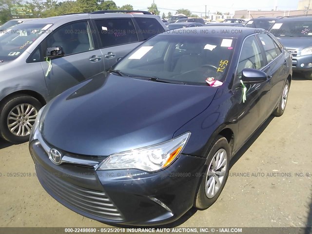 4T4BF1FK9FR486462 - 2015 TOYOTA CAMRY LE/XLE/SE/XSE ლურჯი ფოტო 2