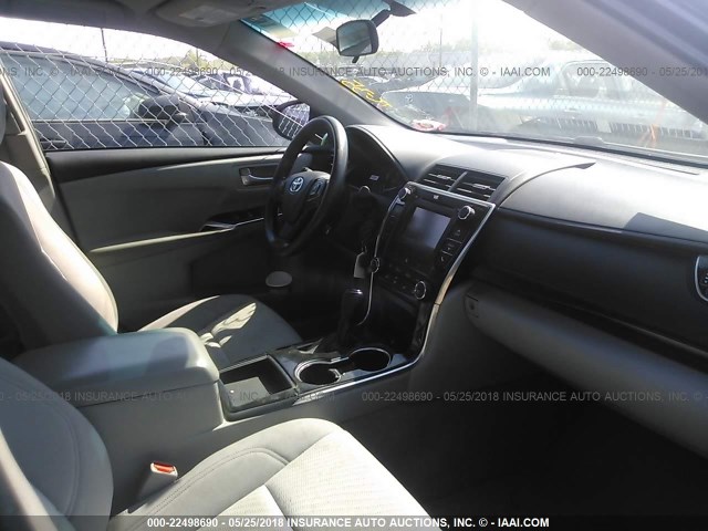 4T4BF1FK9FR486462 - 2015 TOYOTA CAMRY LE/XLE/SE/XSE ლურჯი ფოტო 5