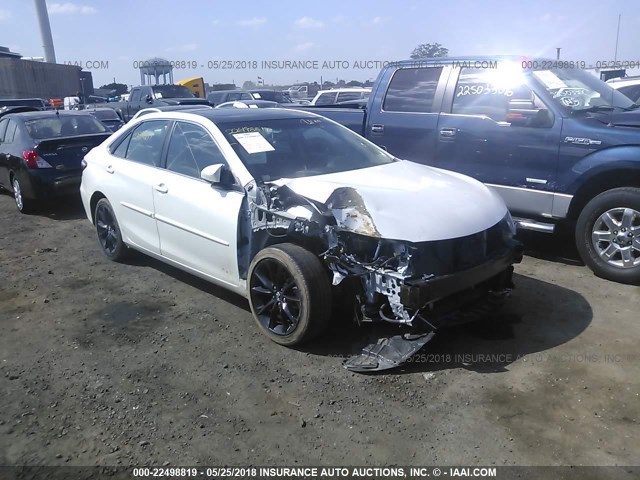 4T1BF1FK9HU704445 - 2017 TOYOTA CAMRY LE/XLE/SE/XSE WHITE photo 1