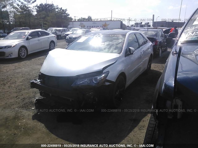 4T1BF1FK9HU704445 - 2017 TOYOTA CAMRY LE/XLE/SE/XSE WHITE photo 2