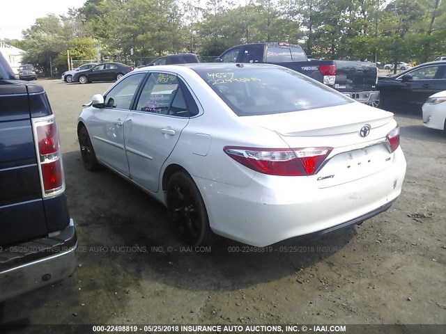 4T1BF1FK9HU704445 - 2017 TOYOTA CAMRY LE/XLE/SE/XSE WHITE photo 3
