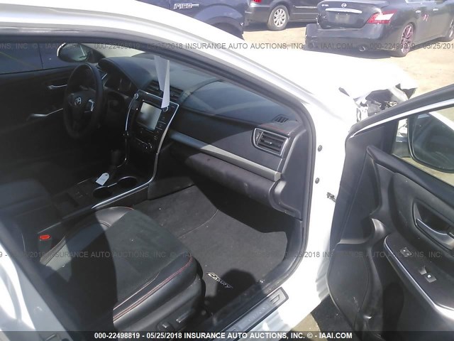 4T1BF1FK9HU704445 - 2017 TOYOTA CAMRY LE/XLE/SE/XSE WHITE photo 5