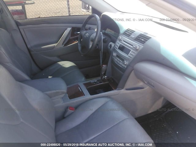 4T4BF3EKXBR187800 - 2011 TOYOTA CAMRY SE/LE/XLE ვერცხლისფერი ფოტო 5