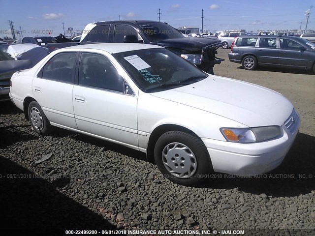 JT2BG22K7V0060422 - 1997 TOYOTA CAMRY LE/XLE WHITE photo 1