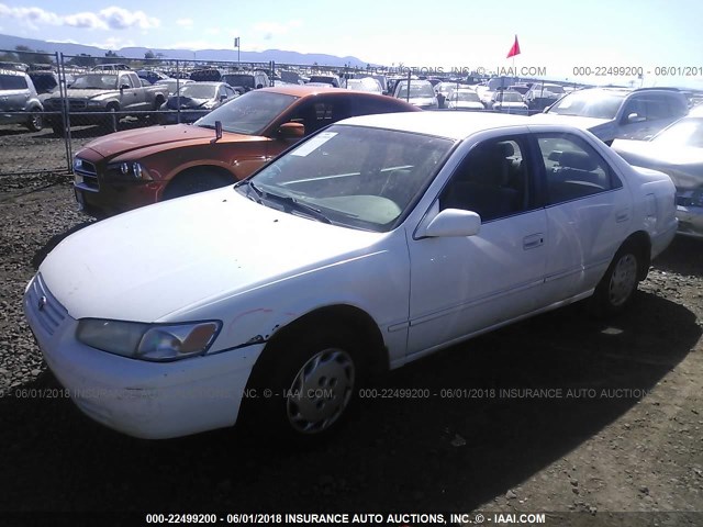 JT2BG22K7V0060422 - 1997 TOYOTA CAMRY LE/XLE WHITE photo 2