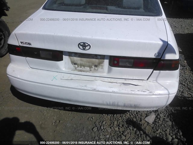 JT2BG22K7V0060422 - 1997 TOYOTA CAMRY LE/XLE WHITE photo 6