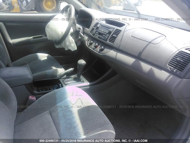 4T1BE32KX4U915541 - 2004 TOYOTA CAMRY LE/XLE/SE 银色 照片 5