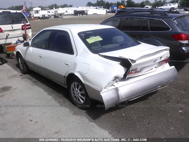 JT2BG22K0Y0393890 - 2000 TOYOTA CAMRY CE/LE/XLE WHITE photo 3