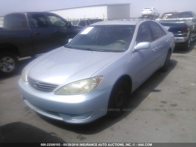 JTDBE32K863058343 - 2006 TOYOTA CAMRY LE/XLE BLUE photo 2