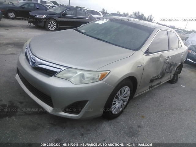 4T1BD1FK2DU070086 - 2013 TOYOTA CAMRY HYBRID/LE/XLE BEIGE photo 2