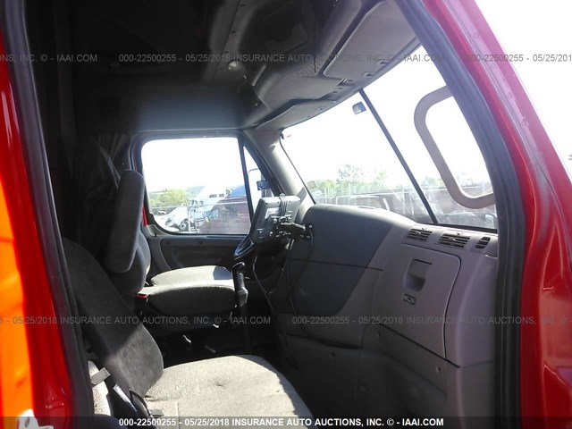 3AKJGLDR8DSBR0564 - 2013 FREIGHTLINER CASCADIA 125  RED photo 5