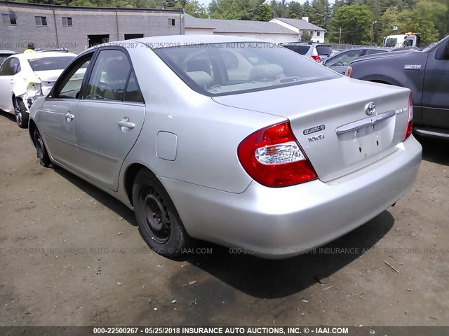 JTDBE32KX40299805 - 2004 TOYOTA CAMRY LE/XLE Արծաթագույն լուսանկար 3