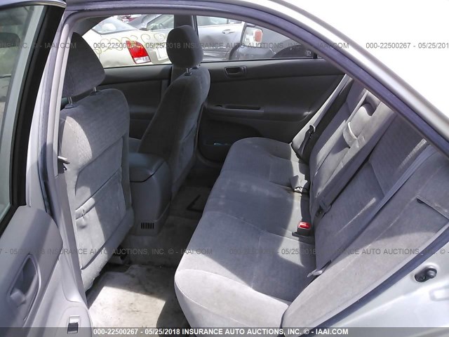 JTDBE32KX40299805 - 2004 TOYOTA CAMRY LE/XLE Արծաթագույն լուսանկար 8