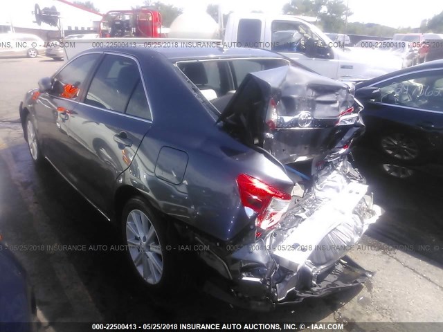 4T1BF1FK5EU780806 - 2014 TOYOTA CAMRY L/SE/LE/XLE ნაცრისფერი ფოტო 3
