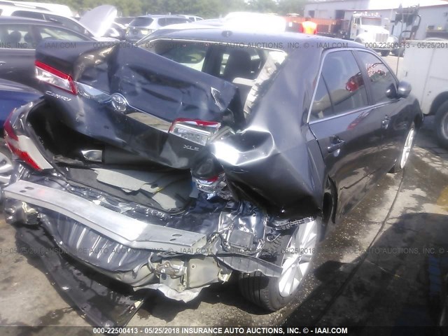 4T1BF1FK5EU780806 - 2014 TOYOTA CAMRY L/SE/LE/XLE ნაცრისფერი ფოტო 4