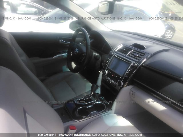 4T1BF1FK5EU780806 - 2014 TOYOTA CAMRY L/SE/LE/XLE ნაცრისფერი ფოტო 5