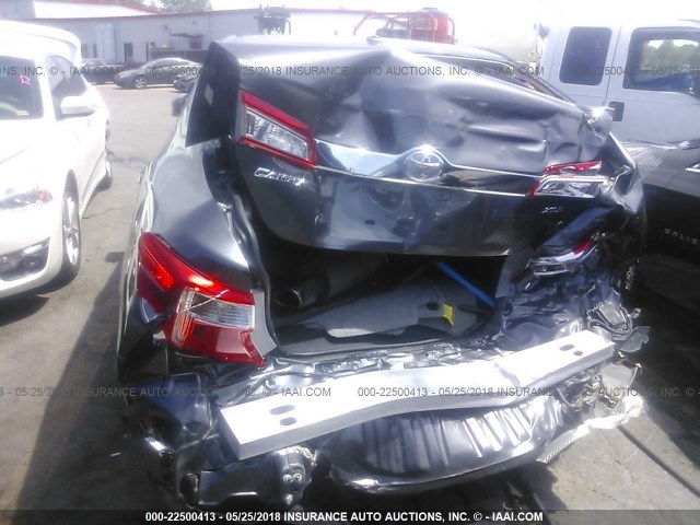 4T1BF1FK5EU780806 - 2014 TOYOTA CAMRY L/SE/LE/XLE ნაცრისფერი ფოტო 6