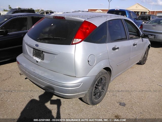 3FAFP37333R121994 - 2003 FORD FOCUS ZX5 SILVER photo 4