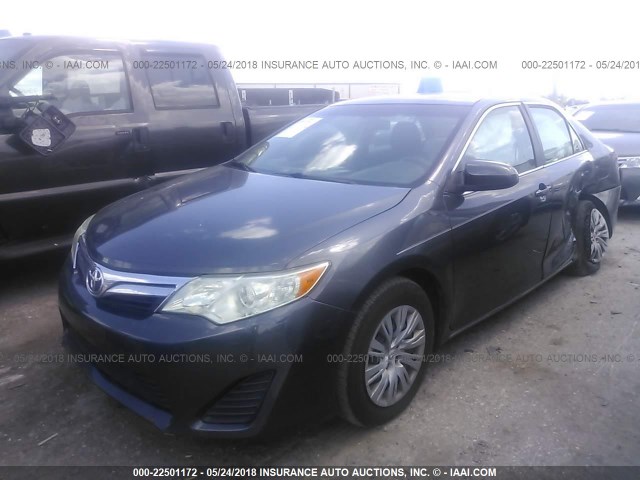 4T1BF1FK6CU047600 - 2012 TOYOTA CAMRY SE/LE/XLE ნაცრისფერი ფოტო 2