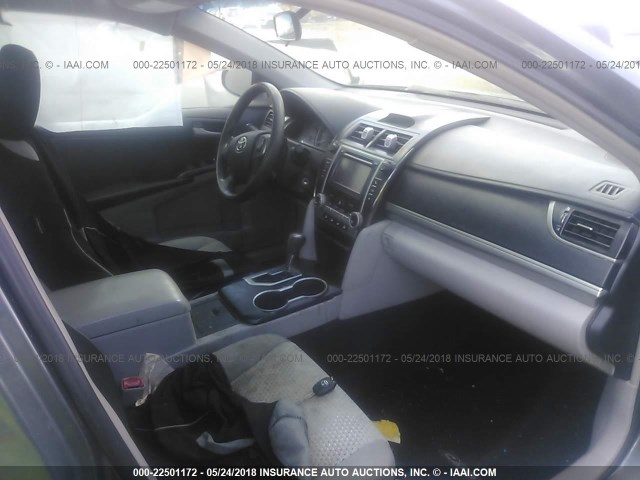 4T1BF1FK6CU047600 - 2012 TOYOTA CAMRY SE/LE/XLE ნაცრისფერი ფოტო 5