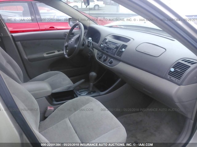 4T1BE32KX4U798401 - 2004 TOYOTA CAMRY LE/XLE/SE 金色 照片 5