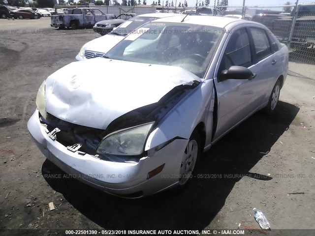1FAFP34NX7W362458 - 2007 FORD FOCUS ZX4/S/SE/SES GRAY photo 2