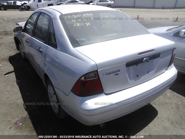 1FAFP34NX7W362458 - 2007 FORD FOCUS ZX4/S/SE/SES GRAY photo 3