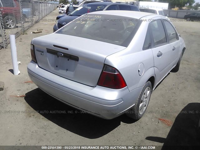 1FAFP34NX7W362458 - 2007 FORD FOCUS ZX4/S/SE/SES GRAY photo 4