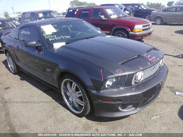1ZVHT82H185139867 - 2008 FORD MUSTANG GT GRAY photo 1