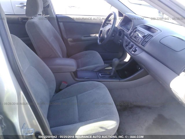 4T1BE32K13U185839 - 2003 TOYOTA CAMRY LE/XLE/SE ნაცრისფერი ფოტო 5