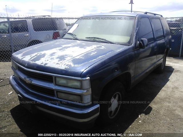 1GNEC13R0WJ371926 - 1998 CHEVROLET TAHOE C1500 BLUE photo 2